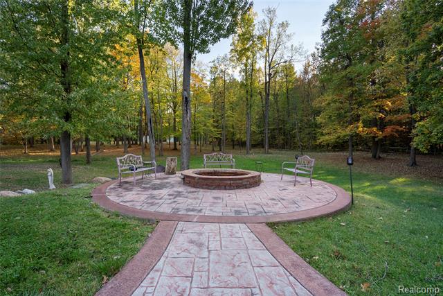 Builiding view forty seven for 2631 Lakeville, Oxford, MI. 48370