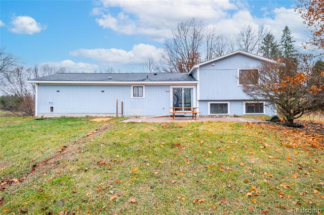 Builiding view twenty for 2400 Hummer Lake, Ortonville, MI. 48462