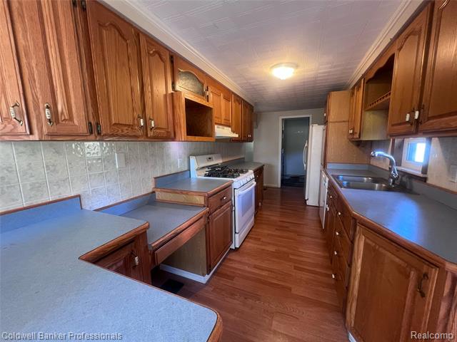 Builiding view eight for 904 Rowland, Leonard, MI. 48367