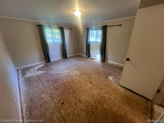 Builiding view seventeen for 904 Rowland, Leonard, MI. 48367