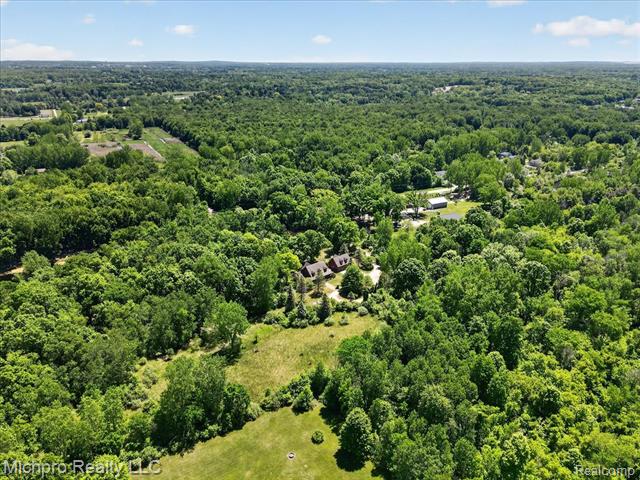 Builiding view seventy five for 670 Green Creek, Oxford, MI. 48371