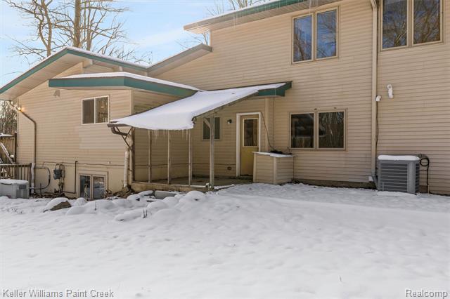 Builiding view fifty seven for 2390 Noble, Oxford, MI. 48370