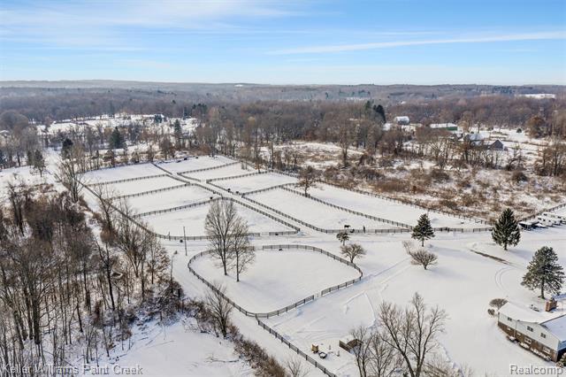 Builiding view forty five for 2390 Noble, Oxford, MI. 48370