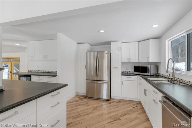 Builiding view ten for 2390 Noble, Oxford, MI. 48370