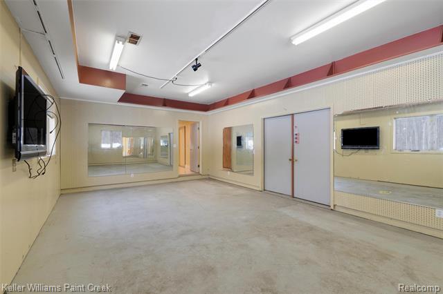 Builiding view thirty three for 2390 Noble, Oxford, MI. 48370