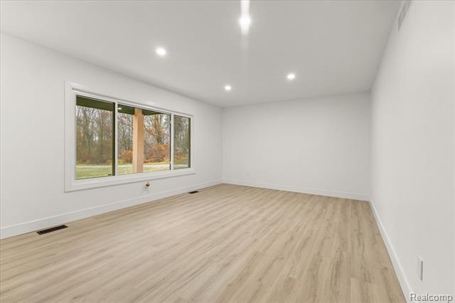 Builiding view seven for 3643 Noble, Oxford, MI. 48370