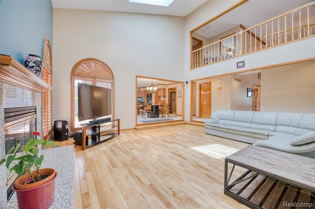 Builiding view eighteen for 29342 Strathmore, Farmington, MI. 48331