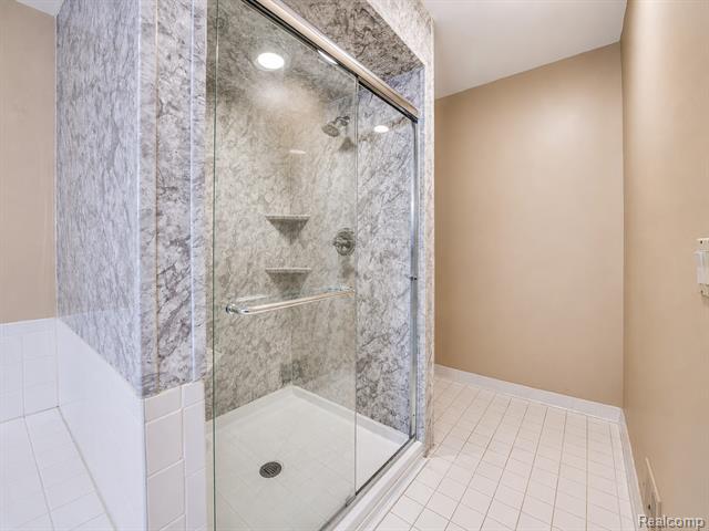 Builiding view thirty three for 29342 Strathmore, Farmington, MI. 48331