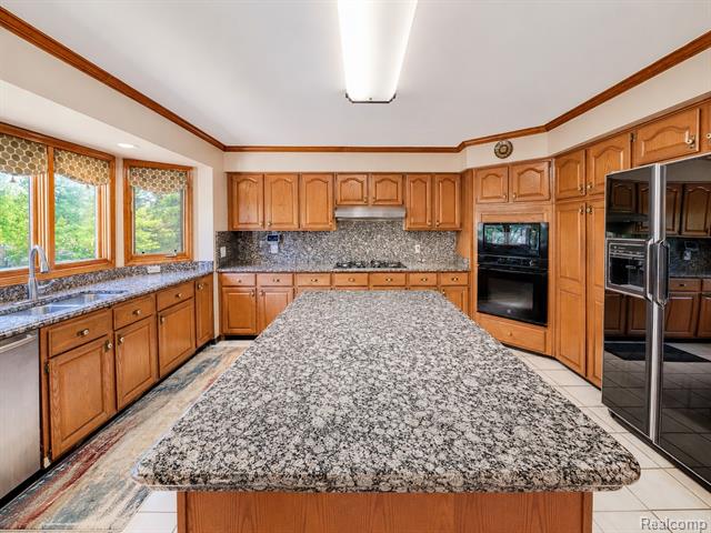 Builiding view twenty four for 29342 Strathmore, Farmington, MI. 48331