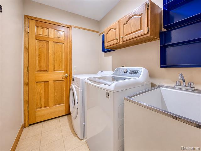Builiding view twenty seven for 29342 Strathmore, Farmington, MI. 48331