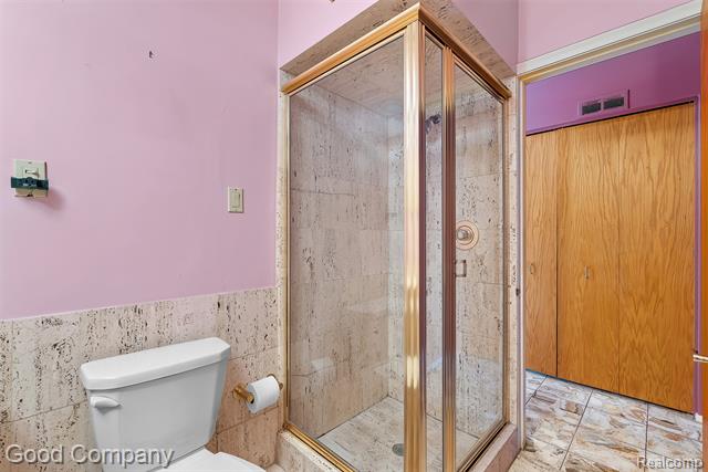 Builiding view eighteen for 30080 Highmeadow, Farmington, MI. 48334