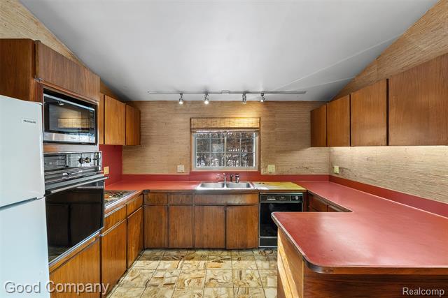 Builiding view fourteen for 30080 Highmeadow, Farmington, MI. 48334