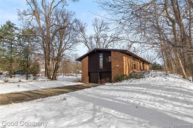 Builiding view one for 30080 Highmeadow, Farmington, MI. 48334