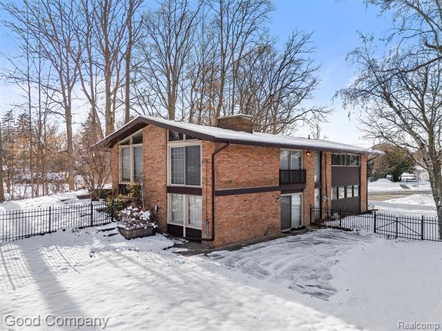 Builiding view thirty three for 30080 Highmeadow, Farmington, MI. 48334