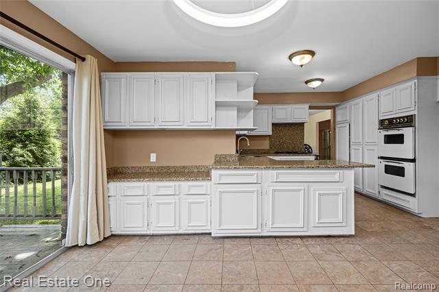 Builiding view eighteen for 30056 Mayfair, Farmington, MI. 48331