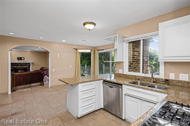 Builiding view fifteen for 30056 Mayfair, Farmington, MI. 48331