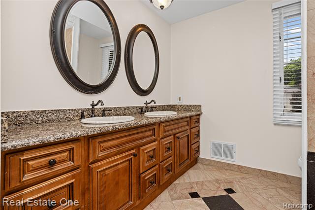 Builiding view forty eight for 30056 Mayfair, Farmington, MI. 48331
