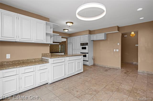 Builiding view nineteen for 30056 Mayfair, Farmington, MI. 48331