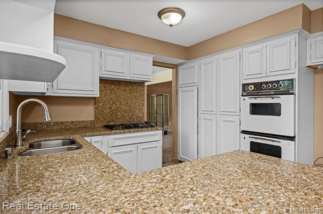 Builiding view twenty one for 30056 Mayfair, Farmington, MI. 48331