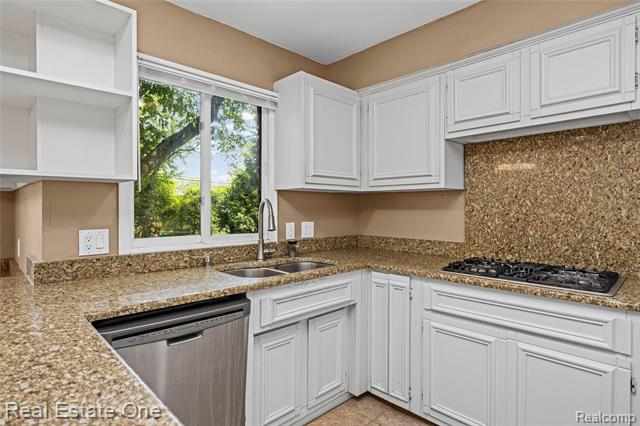 Builiding view twenty two for 30056 Mayfair, Farmington, MI. 48331