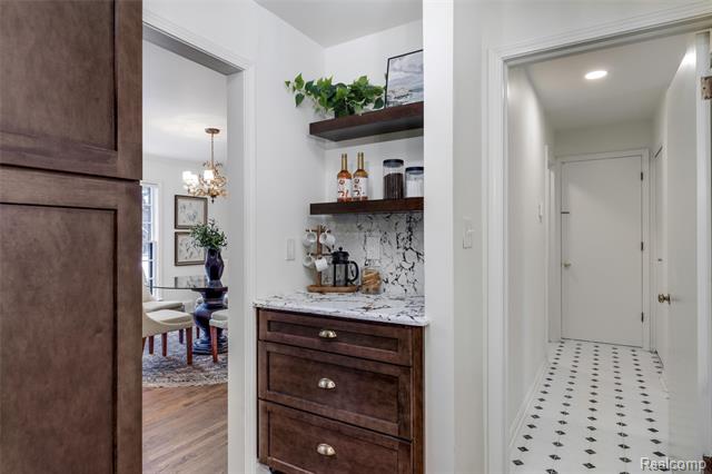 Builiding view eight for 25330 Devon, Franklin, MI. 48025