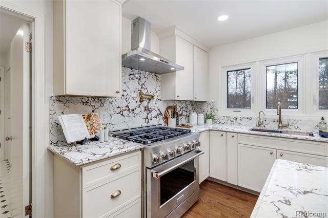 Builiding view five for 25330 Devon, Franklin, MI. 48025