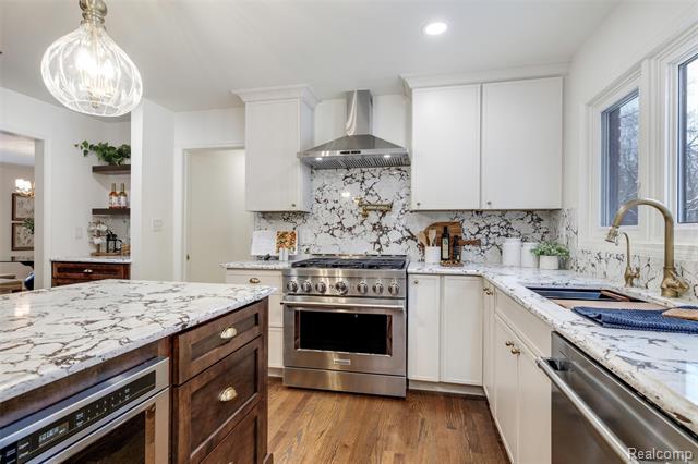 Builiding view four for 25330 Devon, Franklin, MI. 48025