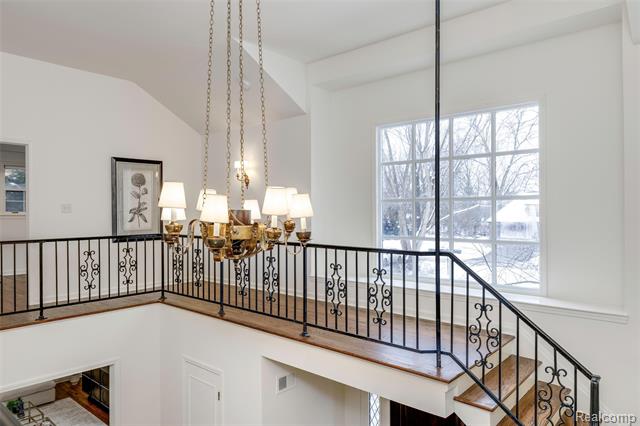 Builiding view nineteen for 25330 Devon, Franklin, MI. 48025