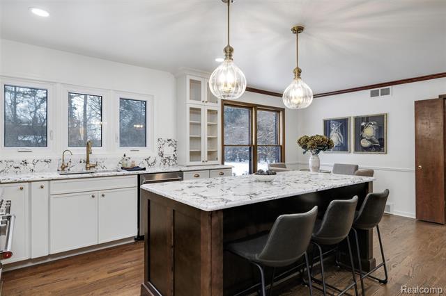 Builiding view six for 25330 Devon, Franklin, MI. 48025