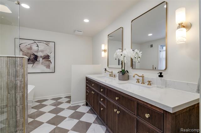 Builiding view thirty for 25330 Devon, Franklin, MI. 48025