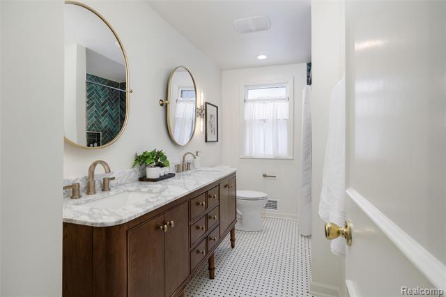 Builiding view twenty three for 25330 Devon, Franklin, MI. 48025