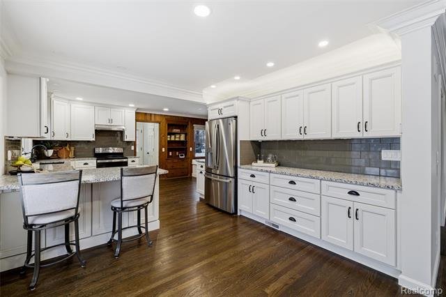 Builiding view eight for 24924 Riverwood, Franklin, MI. 48025