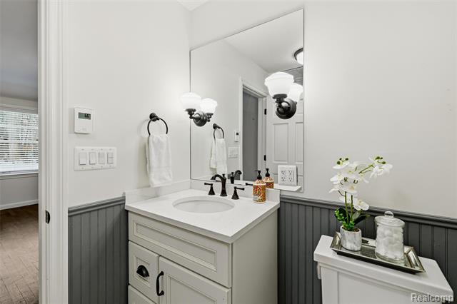 Builiding view fifteen for 24924 Riverwood, Franklin, MI. 48025