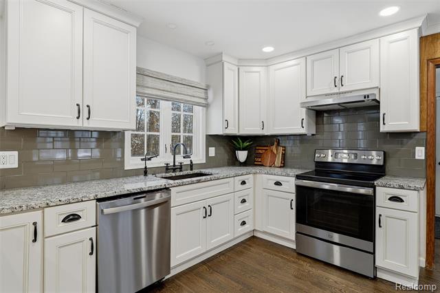 Builiding view five for 24924 Riverwood, Franklin, MI. 48025