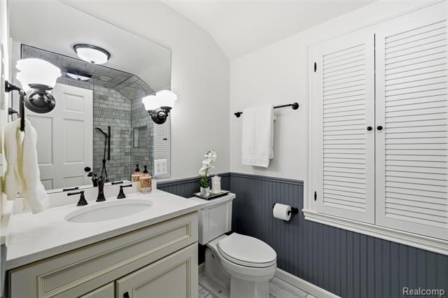 Builiding view fourteen for 24924 Riverwood, Franklin, MI. 48025