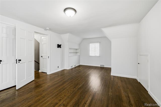 Builiding view nineteen for 24924 Riverwood, Franklin, MI. 48025