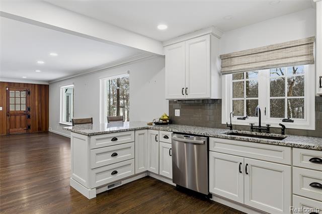 Builiding view six for 24924 Riverwood, Franklin, MI. 48025