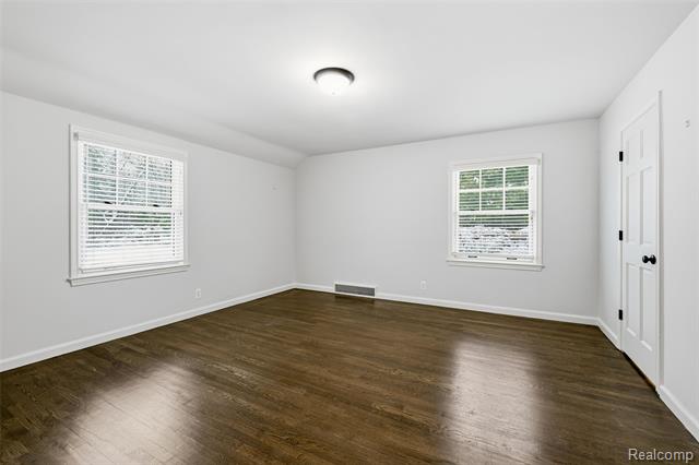 Builiding view thirty five for 24924 Riverwood, Franklin, MI. 48025