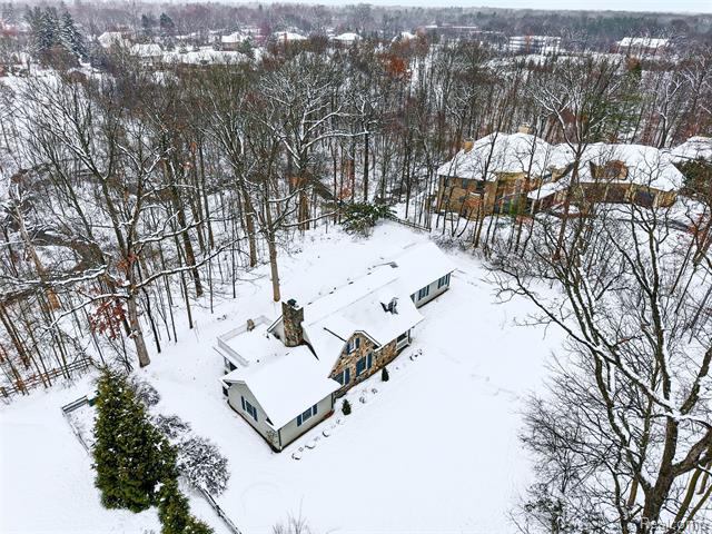 Builiding view thirty one for 24924 Riverwood, Franklin, MI. 48025