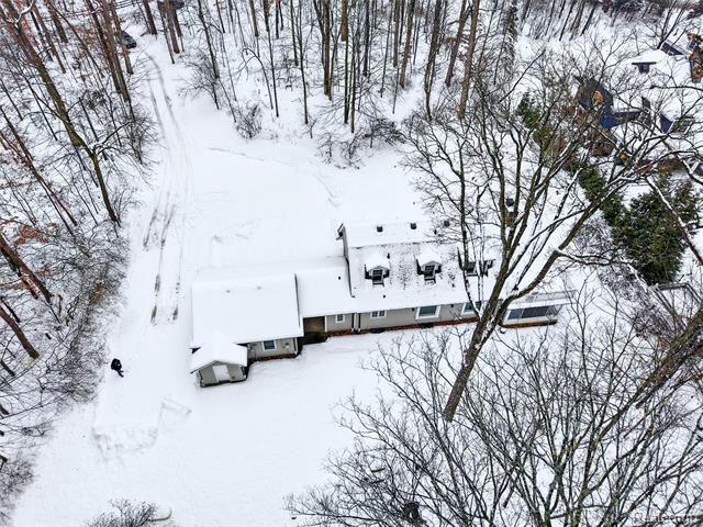 Builiding view thirty for 24924 Riverwood, Franklin, MI. 48025