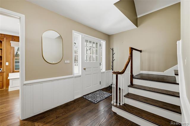 Builiding view three for 24924 Riverwood, Franklin, MI. 48025