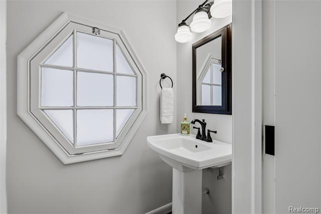 Builiding view twenty four for 24924 Riverwood, Franklin, MI. 48025