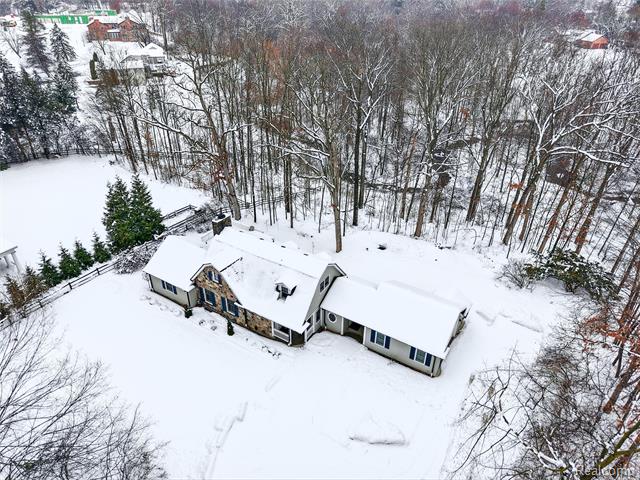 Builiding view twenty nine for 24924 Riverwood, Franklin, MI. 48025