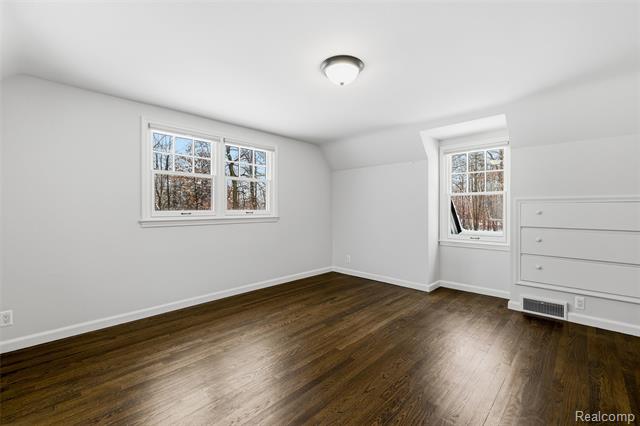 Builiding view twenty three for 24924 Riverwood, Franklin, MI. 48025