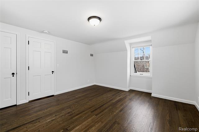 Builiding view twenty two for 24924 Riverwood, Franklin, MI. 48025