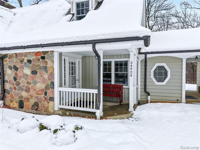 Builiding view two for 24924 Riverwood, Franklin, MI. 48025