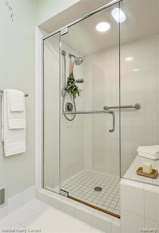 Builiding view fifteen for 28760 Hidden, Farmington, MI. 48331