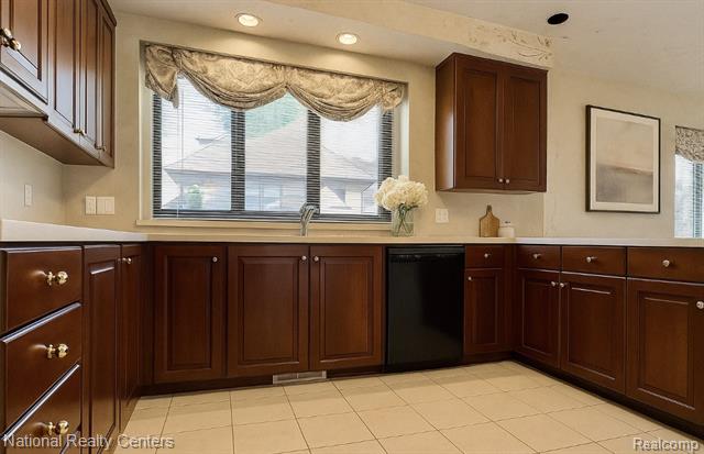 Builiding view six for 28760 Hidden, Farmington, MI. 48331