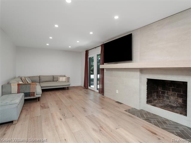 Builiding view eighteen for 29523 Ravenscroft, Farmington, MI. 48331