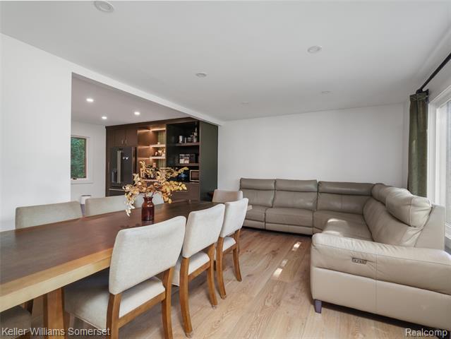 Builiding view eleven for 29523 Ravenscroft, Farmington, MI. 48331